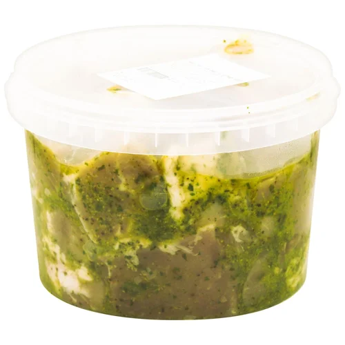 М`ясо для шашлику з шиї з базиліком у відрі