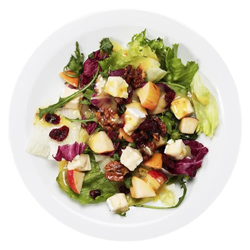 Салат з сиром брі, яблуком та горіхами