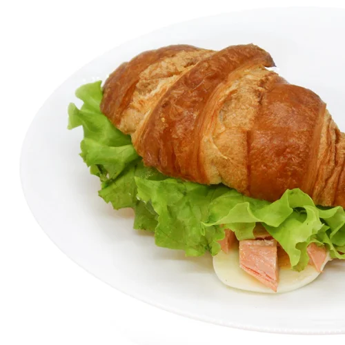 Круасан з паровим лососем 140г