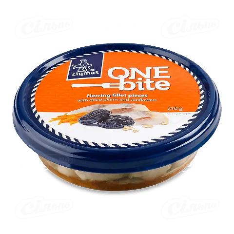 Оселедець Zigmas OneBite філе шматочками слабосолоне з чорносливом і насінням, 210г