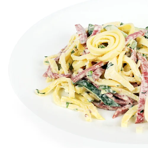 Салат з омлетними млинцями та салямі ваг