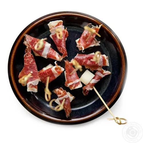 Закуска з грушею, сиром дор блю та хамоном