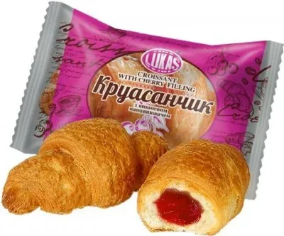 Круасани Lukas з вишневим наповнювачем в упаковці ваговий